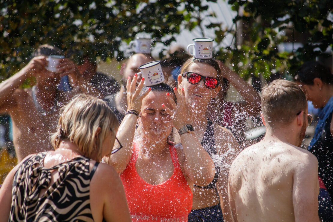 80 bláznů běhajících po táboře na koni z kartonu? To je Tábor pro dospělé 2024!