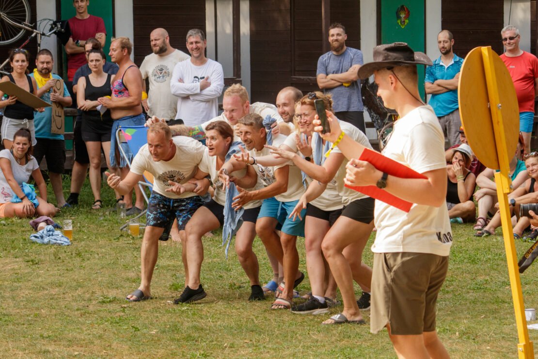 80 bláznů běhajících po táboře na koni z kartonu? To je Tábor pro dospělé 2024!