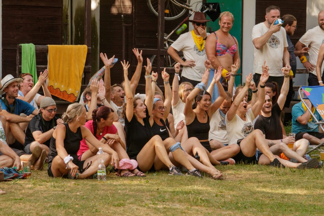 80 bláznů běhajících po táboře na koni z kartonu? To je Tábor pro dospělé 2024!