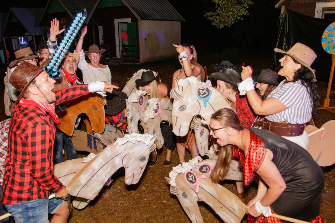 80 bláznů běhajících po táboře na koni z kartonu? To je Tábor pro dospělé 2024!