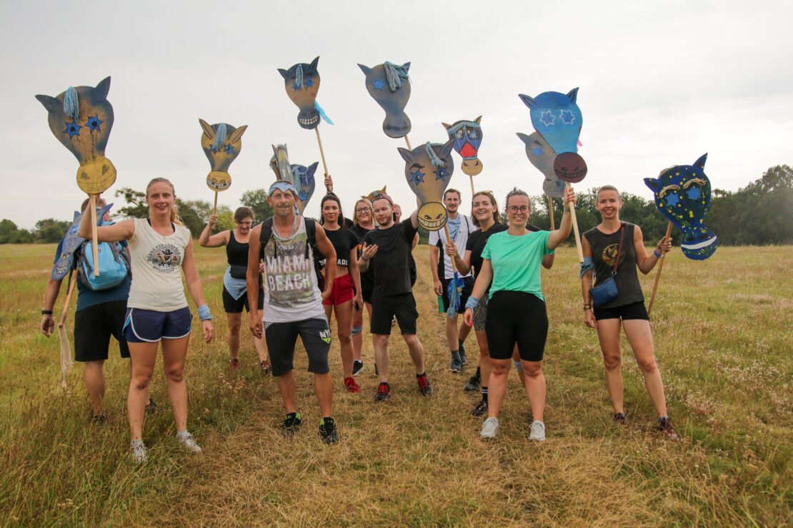 80 bláznů běhajících po táboře na koni z kartonu? To je Tábor pro dospělé 2024!