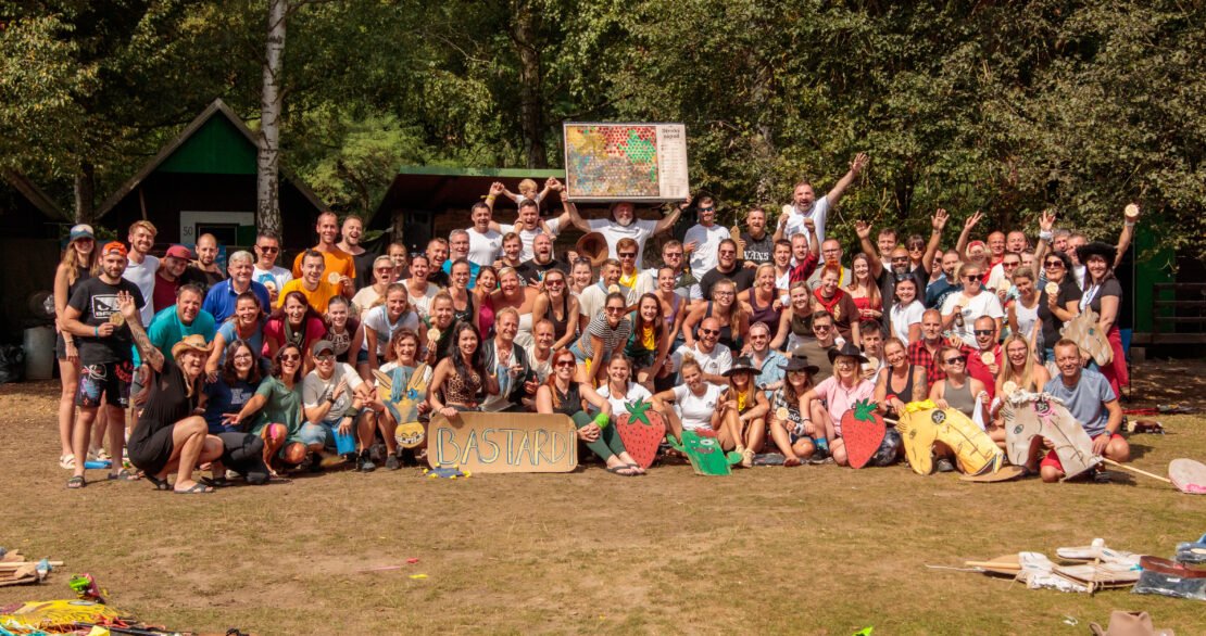 Blog - 80 bláznů běhajících po táboře na koni z kartonu? To je Tábor pro dospělé 2024!