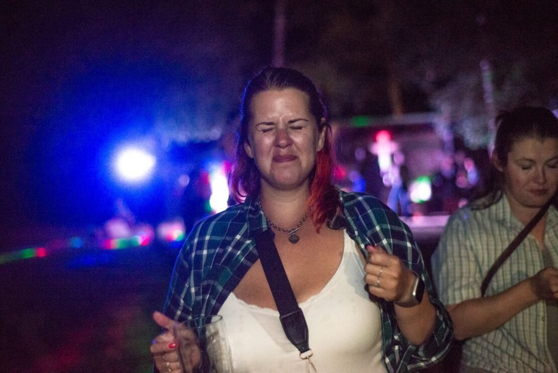 80 bláznů běhajících po táboře na koni z kartonu? To je Tábor pro dospělé 2024!